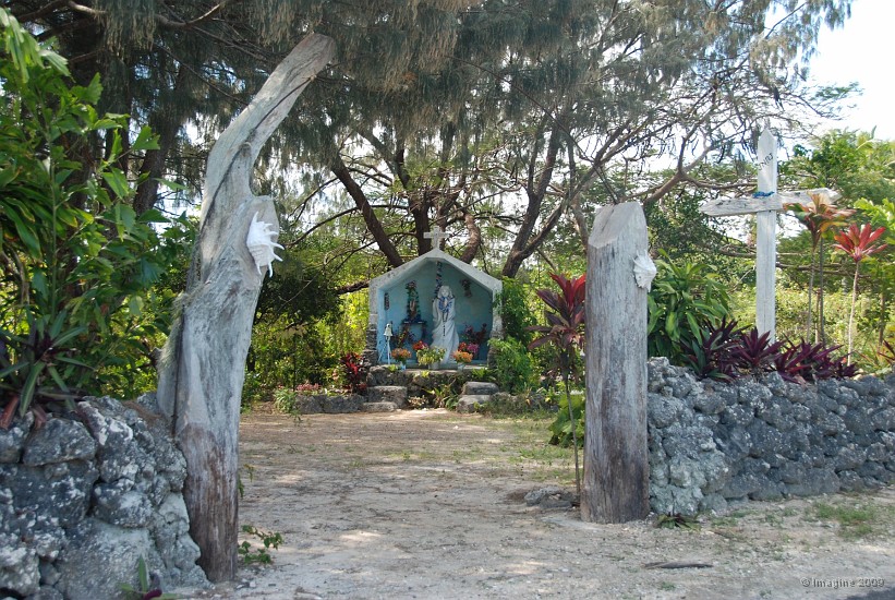 95- Lieu de priere au bord de la route a Gossanah.JPG